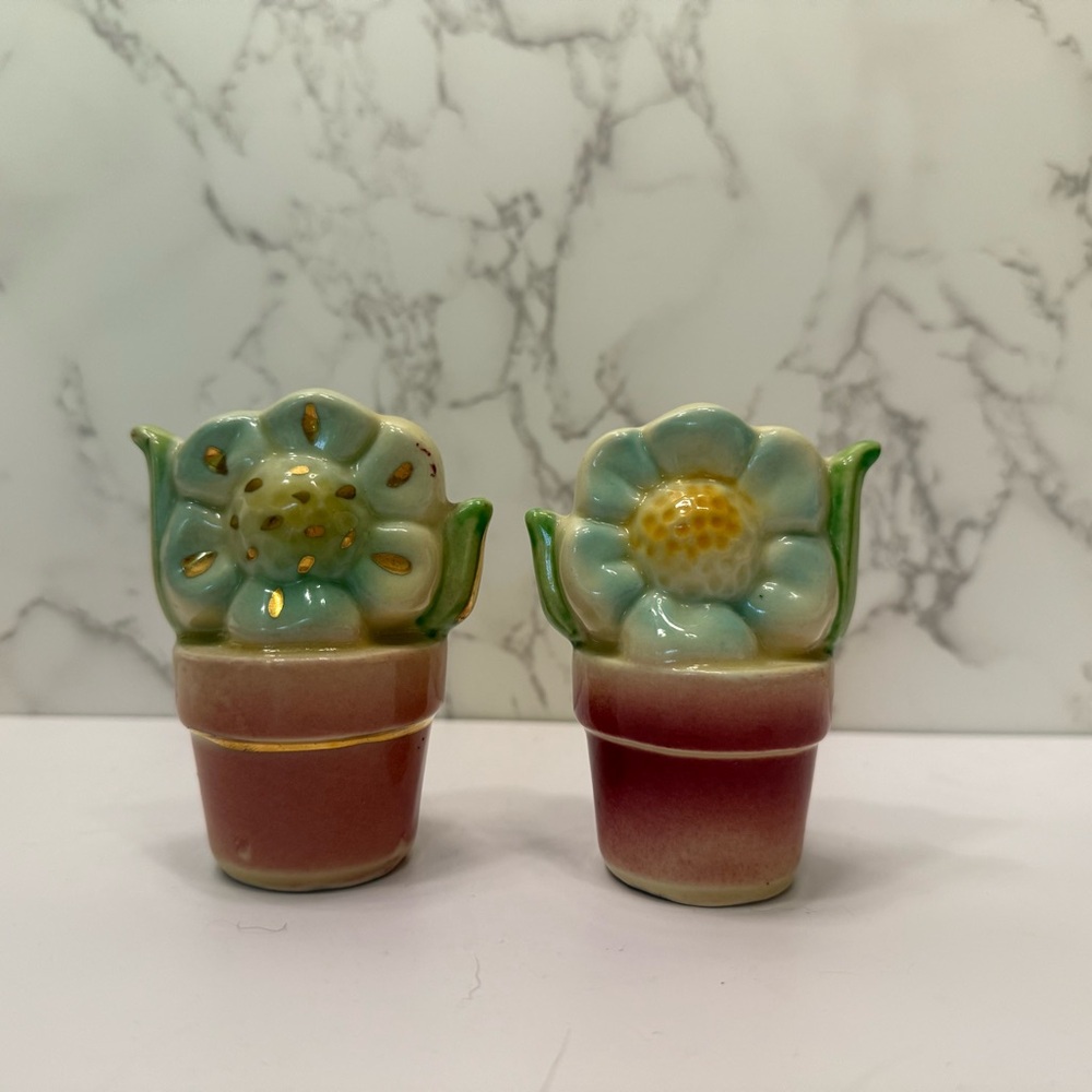 Vintage 1940's Shawnee Pottery Flower Pot Salt & Pepper Shakers blue yellow